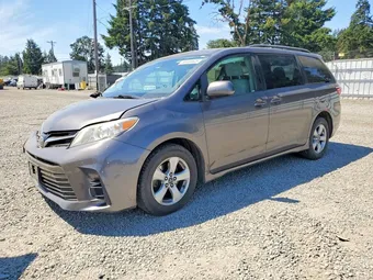 2018 Toyota Sienna 5TDKZ3DC6JS921352