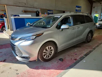 2021 Toyota Sienna 5TDKRKEC4MS068625