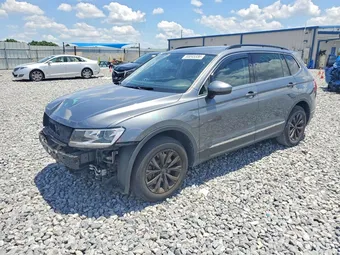 2018 Volkswagen Tiguan 3VV3B7AX9JM023028