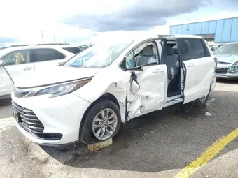 2022 Toyota Sienna 5TDKRKEC1NS111366