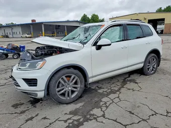 2016 Volkswagen Touareg WVGEF9BP5GD011013