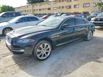 2017 Jaguar XJ-Series SAJWJ2GD5H8W08980