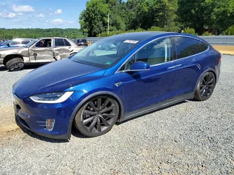 2018 Tesla Model X 5YJXCBE27JF136057