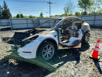 2020 Tesla Model Y 5YJYGDEE3LF032845