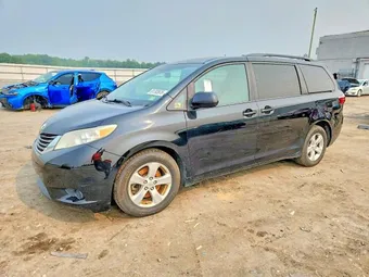 2017 Toyota Sienna 5TDKZ3DC3HS822658
