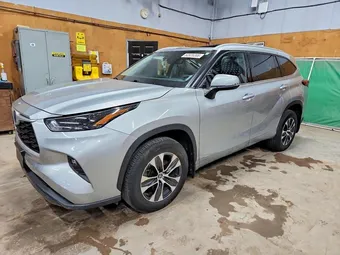 2022 Toyota Highlander 5TDHBRCH4NS548574