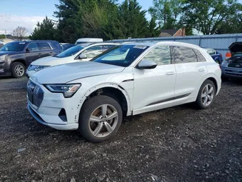 2019 Audi e-tron WA1VABGE1KB017214