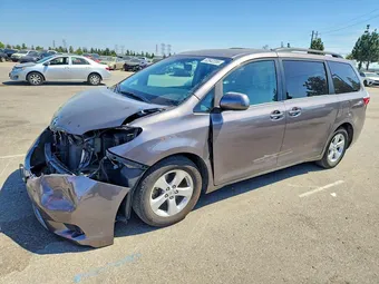 2017 Toyota Sienna 5TDKZ3DC4HS784261