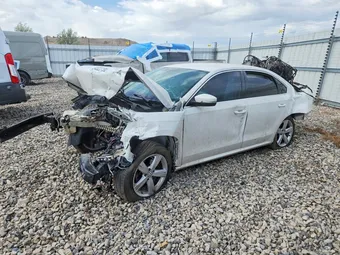 2015 Volkswagen Passat 1VWAT7A33FC108906