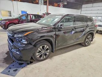 2022 Toyota Highlander 5TDGZRBH3NS241650