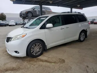2015 Toyota Sienna 5TDYK3DC1FS585521