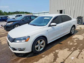 2015 Volkswagen Passat 1VWAS7A36FC111737