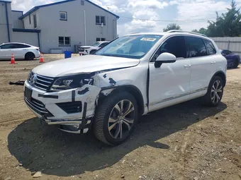 2017 Volkswagen Touareg WVGRF7BP4HD004299