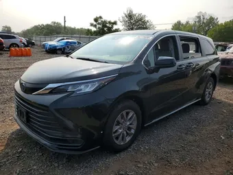 2022 Toyota Sienna 5TDKRKEC8NS102440