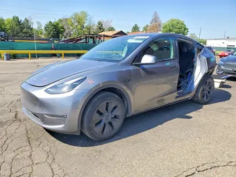 2024 Tesla Model Y 7SAYGDEE7RF213510