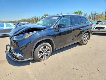 2022 Toyota Highlander 5TDGBRCH1NS553811